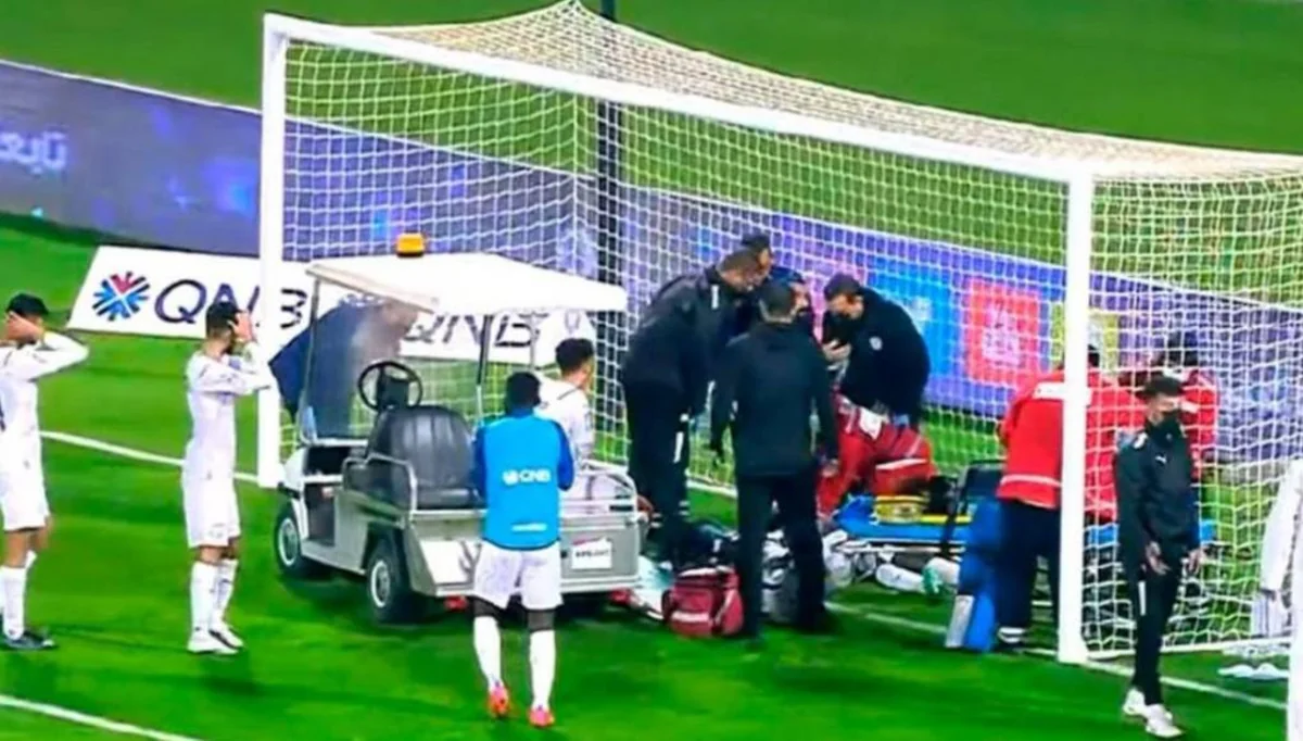 Футболист перенес сердечный приступ во время матча в Катаре