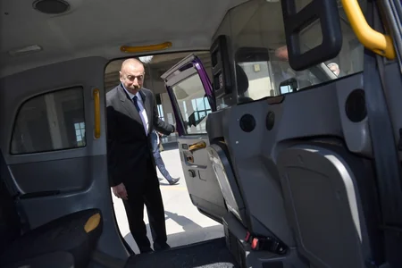 İlham Əliyev Bakıya gətirilmiş yeni London taksiləri ilə tanış olub