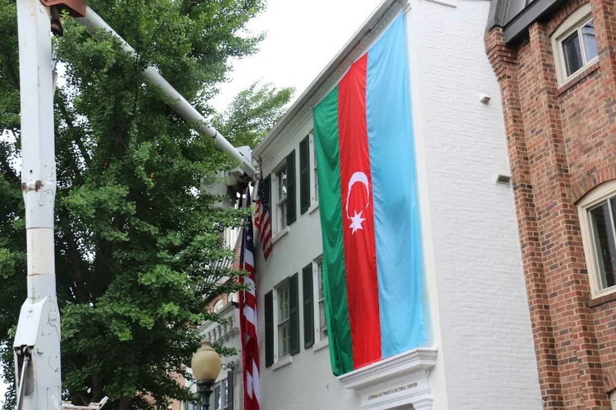 ABŞ-ın tarixi ərazisindəki inzibati binadan Azərbaycan bayrağı asıldı