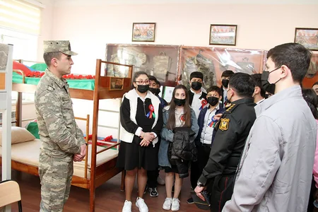 Bakıda şagirdlər ali hərbi məktəbi ziyarət ediblər