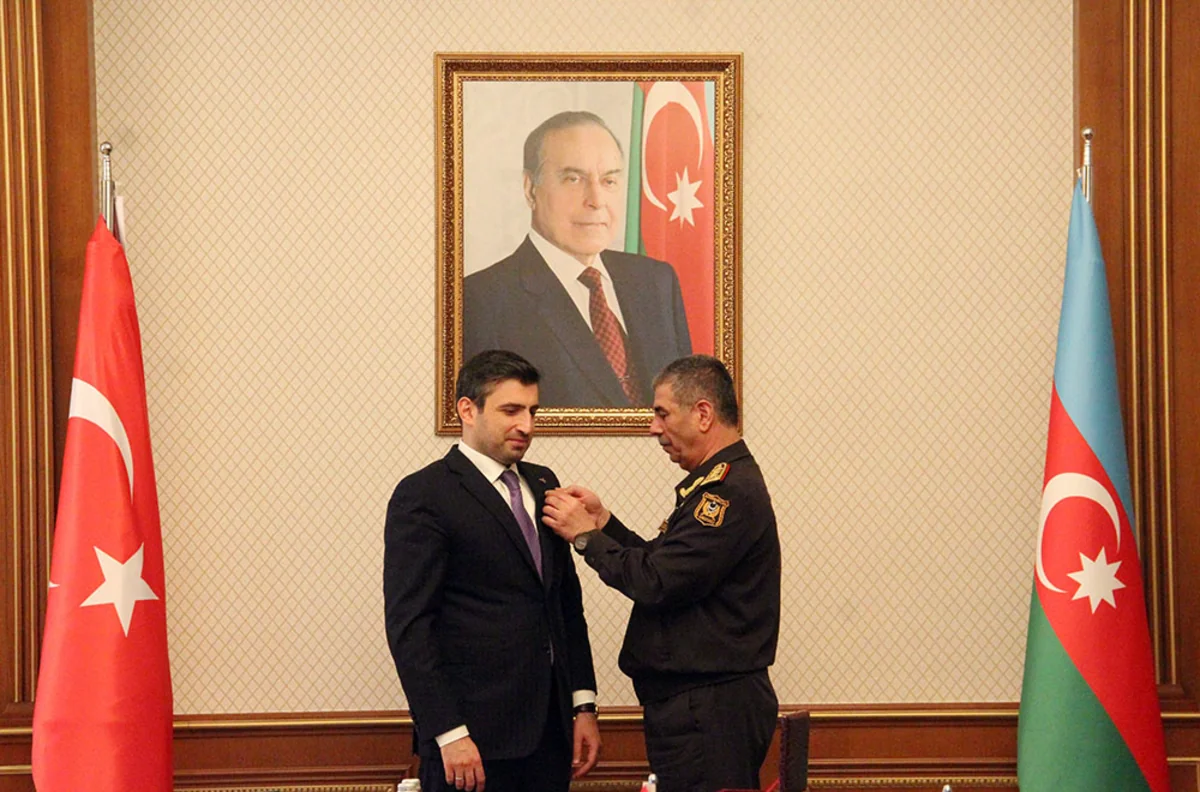 Закир Гасанов наградил Сельчука Байрактара медалью