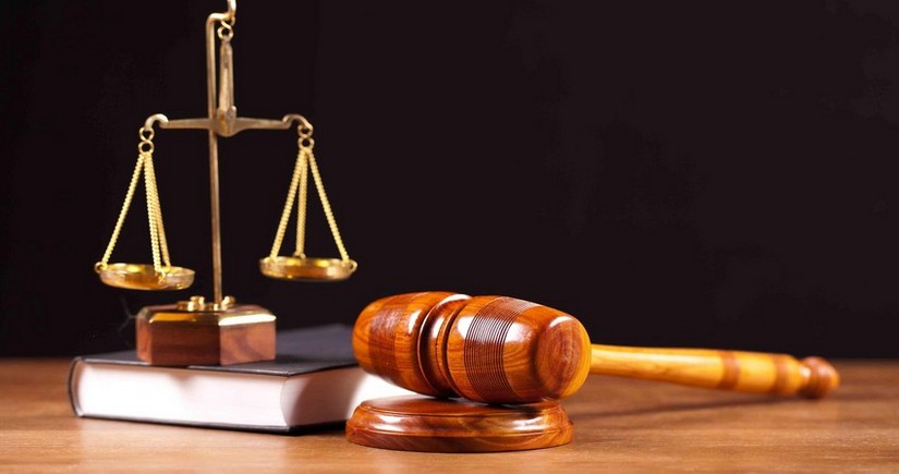 Avtomobili qəsdən aşıraraq sərnişinin ölümünə səbəb olmaqda ittiham edilən şəxsə hökm oxunub