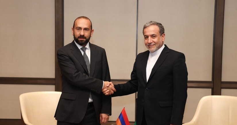 Mirzoyan və Əraqçi regiondakı vəziyyəti müzakirə ediblər