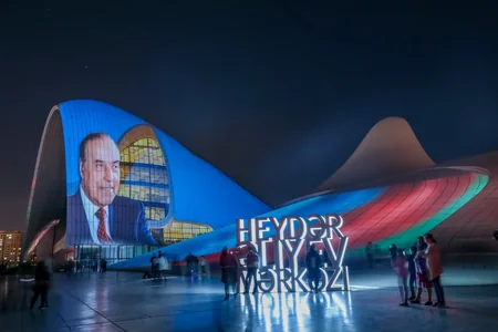 Heydər Əliyev Mərkəzinin binası üzərində Heydər Əliyev 95 kompozisiyası təqdim olunub - VİDEO