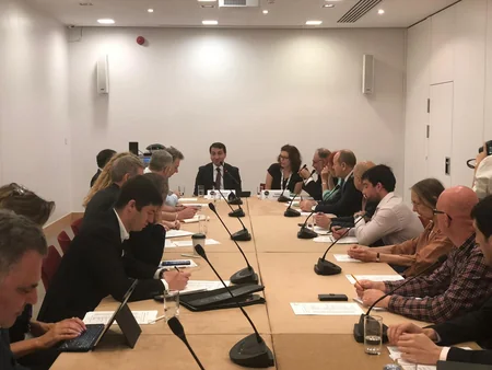 Hikmət Hacıyev Britaniyada erməni nümayəndəsinin təxribatçı sualına cavab verib