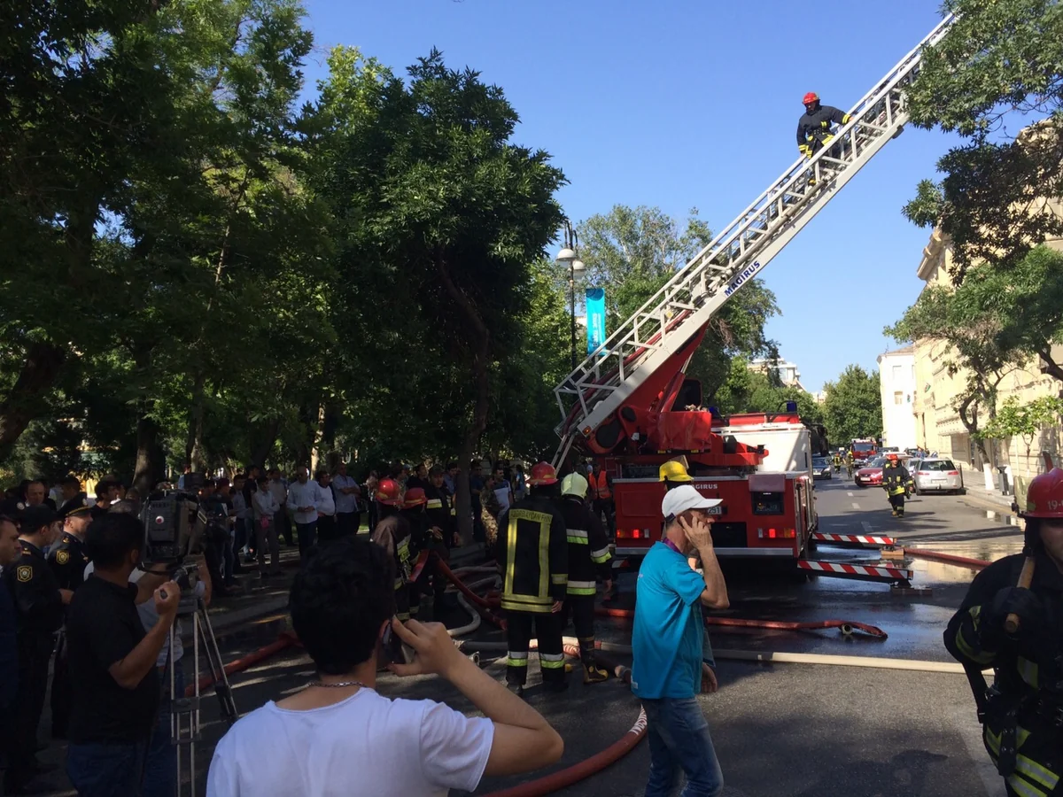 Səbail rayonunda üçmərtəbəli yaşayış binasında yanğın olub