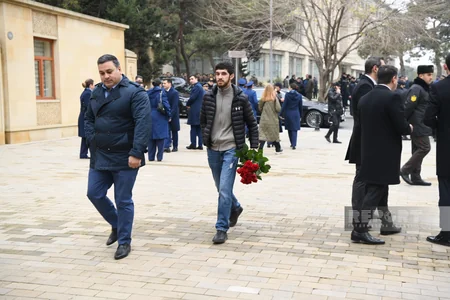 Azərbaycan xalqı Fəxri xiyabanda Ümummilli Liderin məzarını ziyarət edir