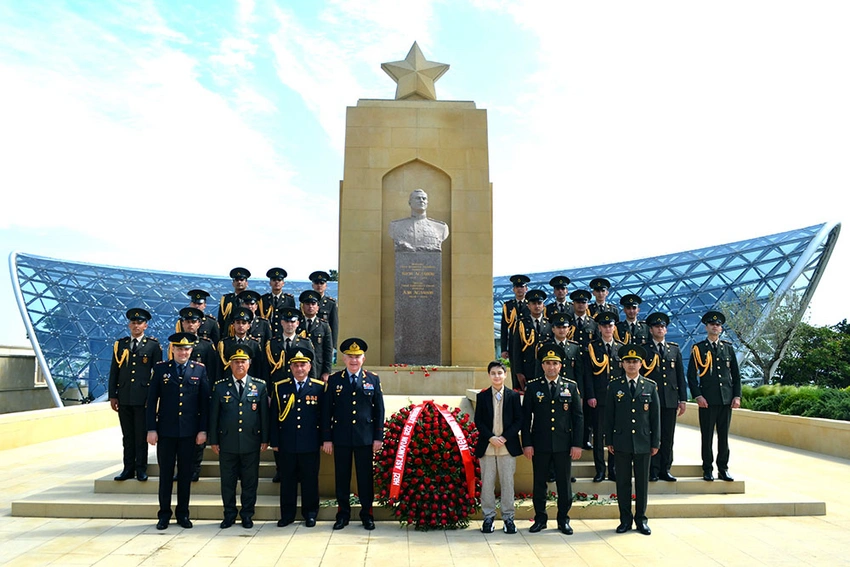 Bir qrup hərbçi Həzi Aslanovun məzarını ziyarət edib