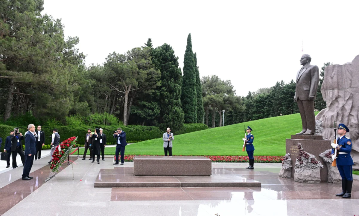 Iranian President Masoud Pezeshkian pays tribute to Azerbaijani martyrs in Baku