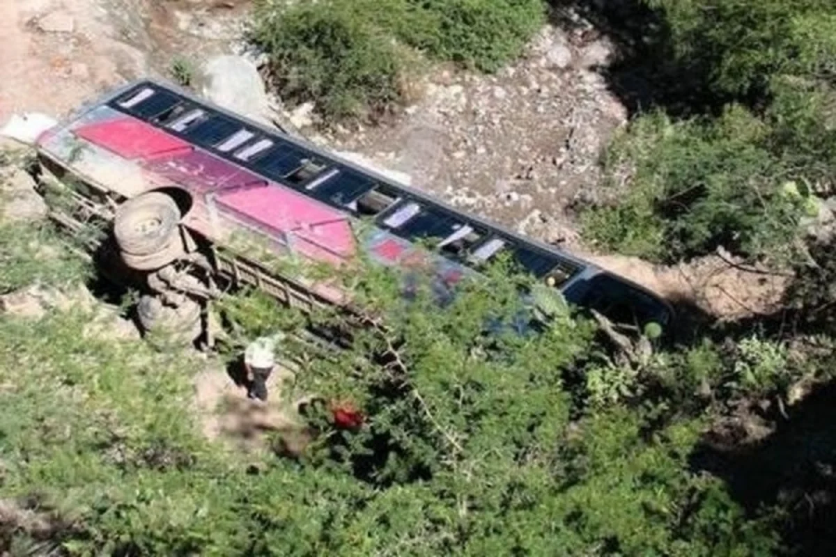 ​KİV: Qvatemalada sərnişin avtobusu dərəyə yuvarlanıb, 19 nəfər həlak olub