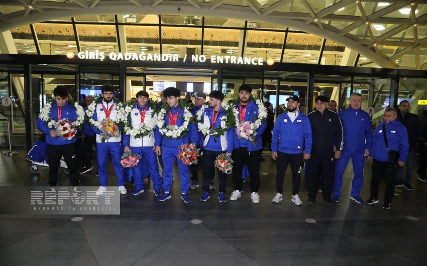 Azerbaijani weightlifters who successfully performed at European Championships return home