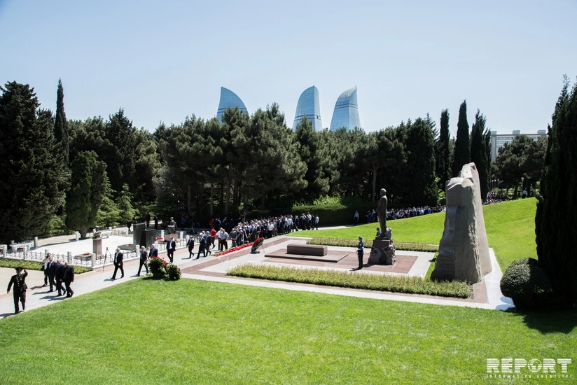 Azərbaycan xalqı Heydər Əliyevi anır - FOTOREPORTAJ