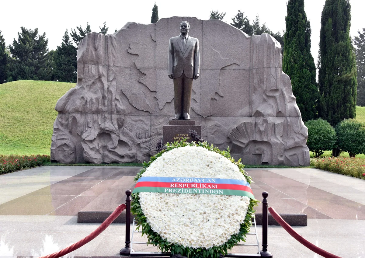 MDB ölkələrinin diplomatları Heydər Əliyevin məzarını ziyarət ediblər
