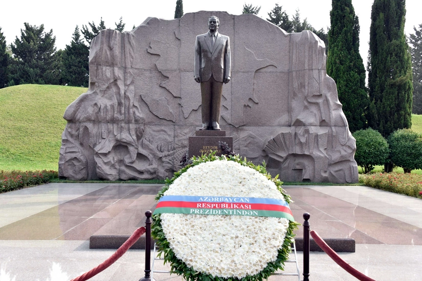 MDB ölkələrinin diplomatları Heydər Əliyevin məzarını ziyarət ediblər
