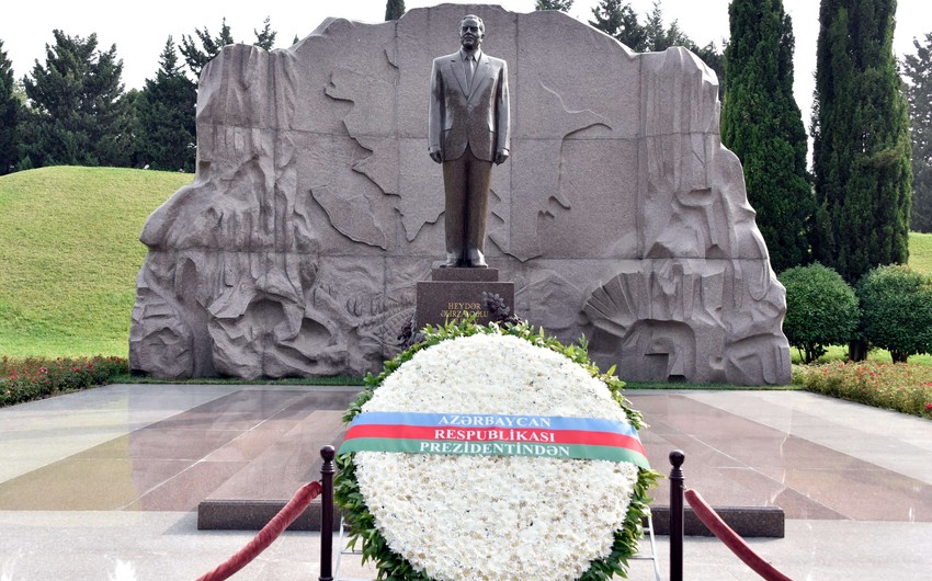 MDB ölkələrinin diplomatları Heydər Əliyevin məzarını ziyarət ediblər