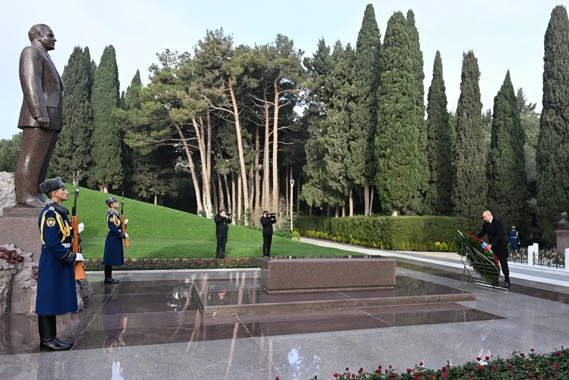 İlham Əliyev və Mehriban Əliyeva Ümummilli Lider Heydər Əliyevin məzarını ziyarət edib