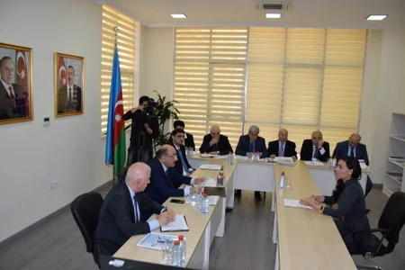 Əbülfəs Qarayev vətəndaşları qəbul edib