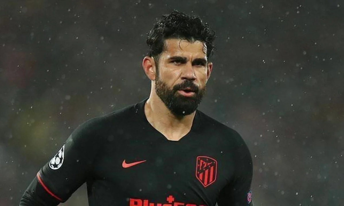 Tanınmış futbolçu özünü koronavirus xəstəsi kimi göstərdi - VİDEO