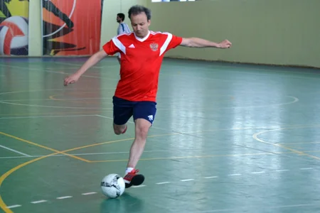 FIDE prezidenti Şəmkirdə şahmatçılarla futbol oynayıb