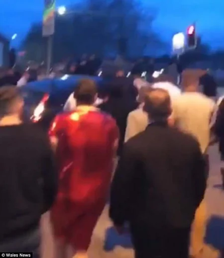 Britaniyada sürücü maşını üç dəfə piyadaların üzərinə sürüb - VİDEO