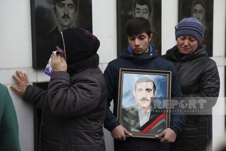 People of Azerbaijan pay tribute to 20 January martyrs - PHOTOS
