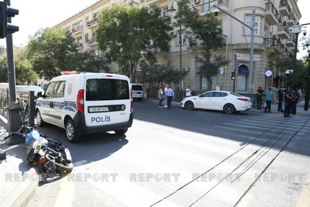 Bakının mərkəzində avtomobillə motosiklet toqquşub
