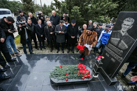 Futbol ictimaiyyəti “Neftçi”nin əfsanəvi futbolçusu Anatoli Banişevskinin məzarını ziyarət edib