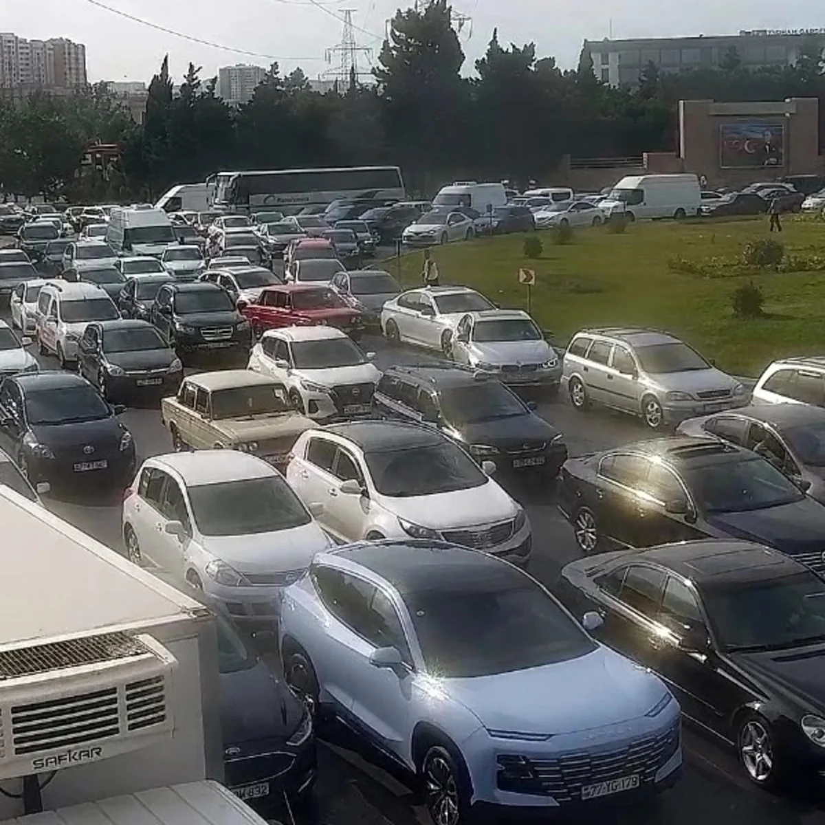 Bakının bir sıra yollarında nəqliyyatın hərəkətində tıxac yaranıb