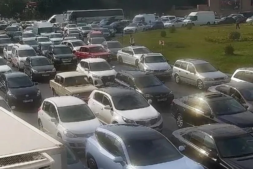 На ряде улиц и проспектов Баку затруднено движение транспорта