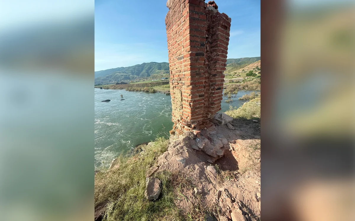 SBS: Iranian citizens discovered excavating at column part of Khudafarin bridge