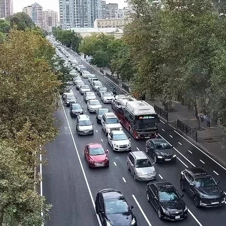 Bakının bir sıra yollarında nəqliyyatın sıxlığı müşahidə edilir