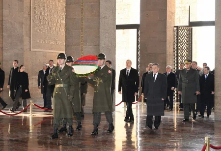 ​Azərbaycan Prezidenti Anıtqəbiri ziyarət edib
