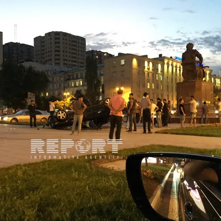 Xətai rayonunda Mercedes markalı avtomobil aşıb - FOTO