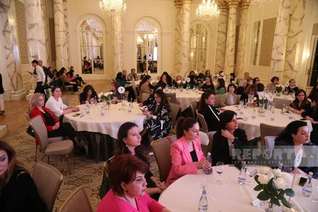 Prezidentin təltif etdiyi 21 qadına dövlət mükafatları təqdim edilib