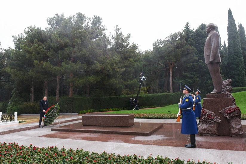 Prezident İlham Əliyev Ümummilli Lider Heydər Əliyevin məzarını ziyarət edib