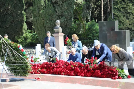 Ümummilli Lider Heydər Əliyevin xatirəsi anılır - FOTOREPORTAJ