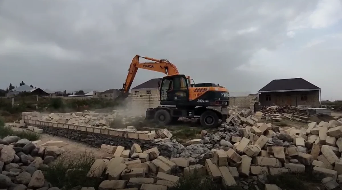 Göygöldə qanunsuz tikili sökülüb
