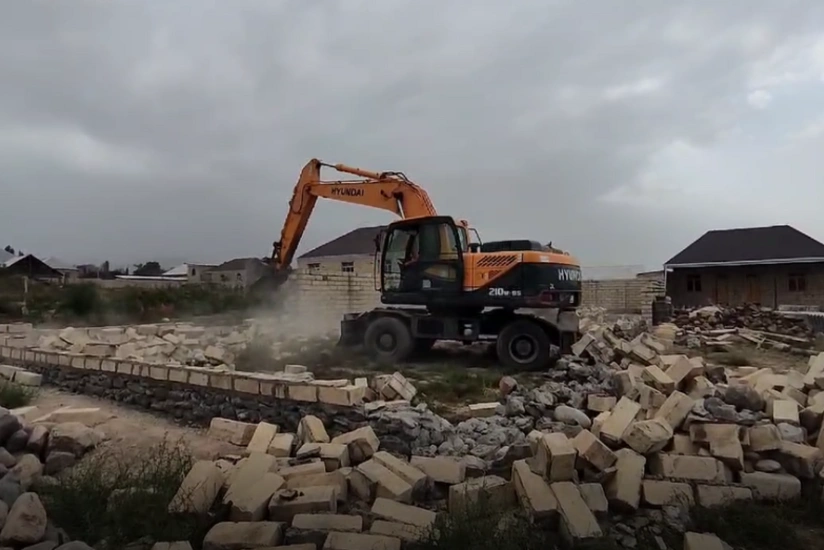 Göygöldə qanunsuz tikili sökülüb