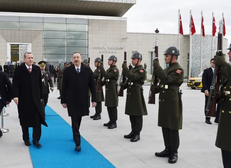 ​Azərbaycan və Türkiyə prezidentləri təyyarədə çay süfrəsi arxasında söhbət ediblər