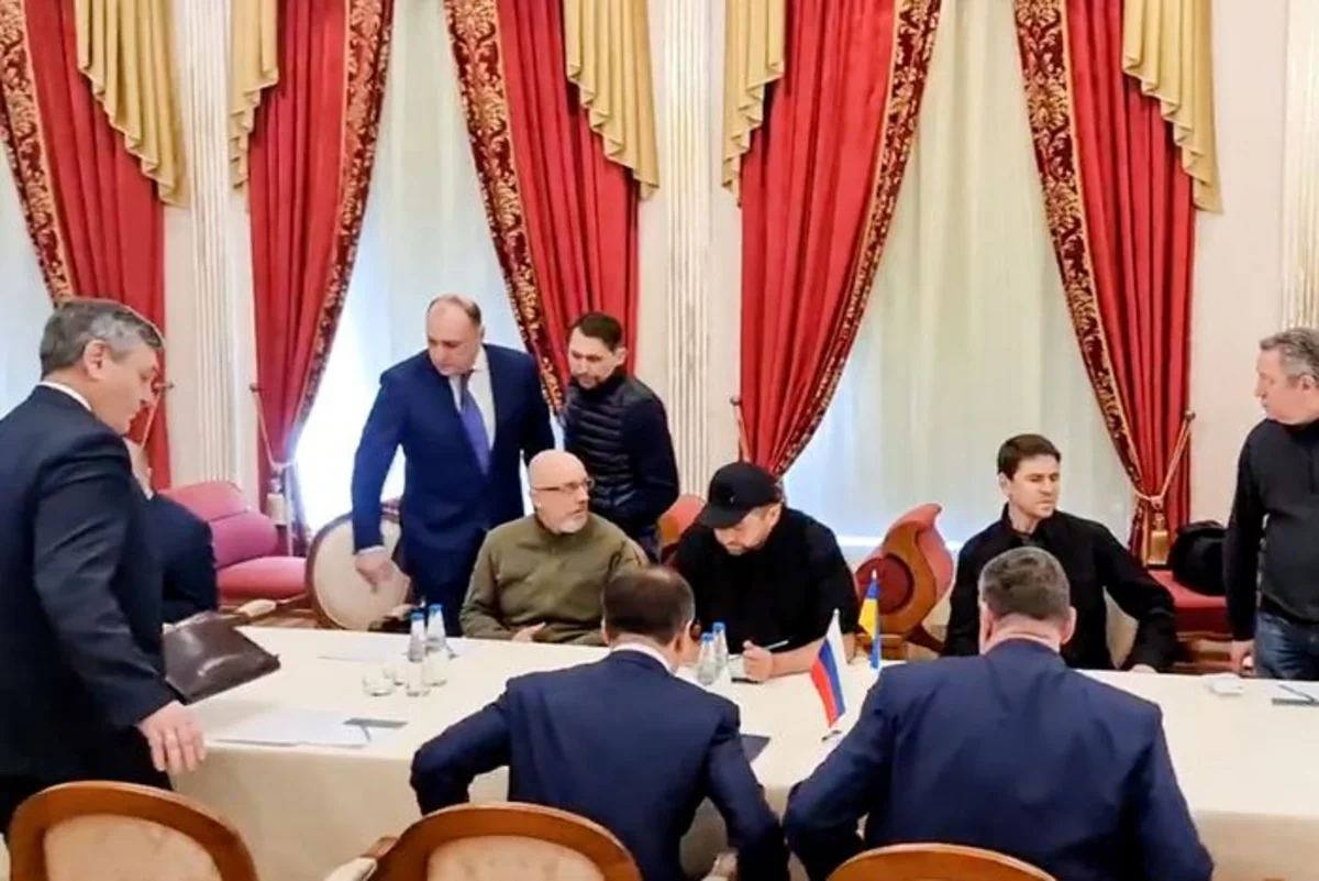 Денис Киреев (второй слева) в ходе переговоров в Беларуси между делегациями Украины и России 28 февраля.