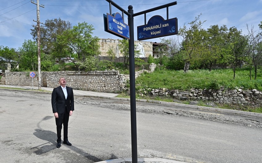 Prezident Şuşada Molla Pənah Vaqif və Pənahəli xan küçələrinin kəsişməsində lövhələrin açılışında iştirak edib