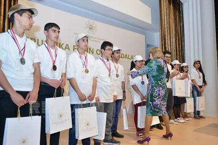 Azərbaycanda məktəblilərin fənn olimpiadasının qalibləri mükafatlandırılıb - FOTO