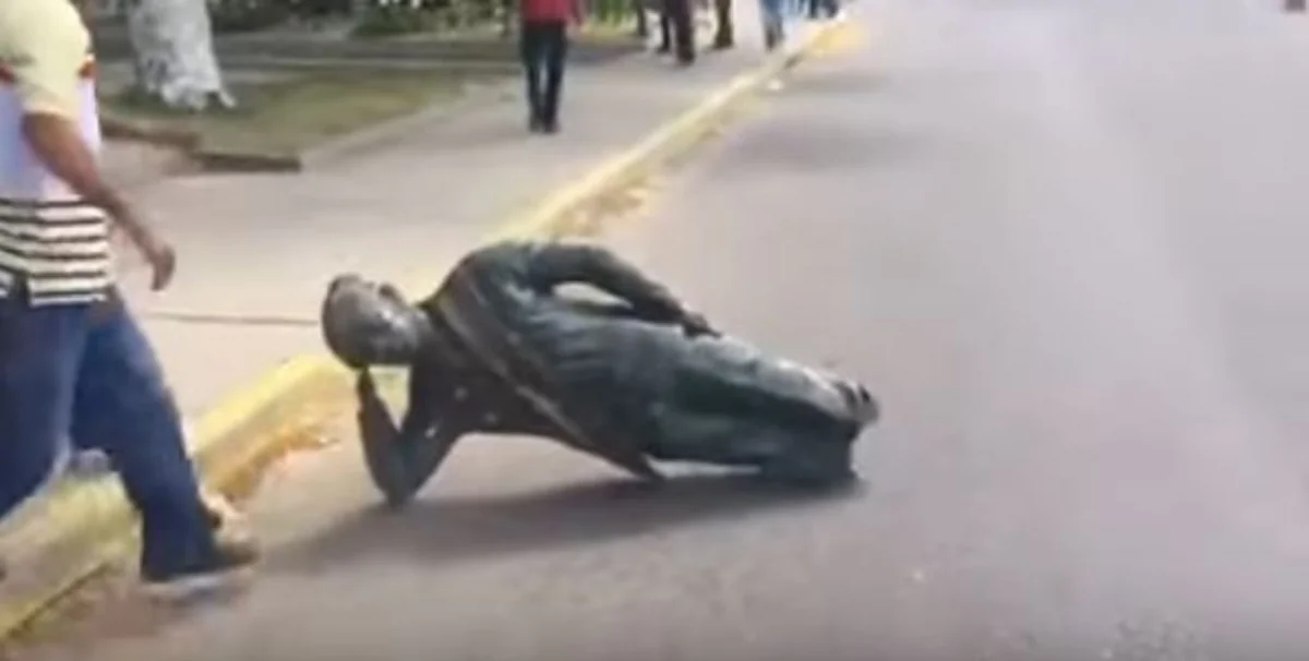 В Венесуэле демонстранты разрушили памятник Уго Чавесу - ВИДЕО