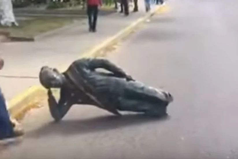 В Венесуэле демонстранты разрушили памятник Уго Чавесу - ВИДЕО