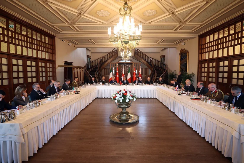 İstanbulda 3 ölkənin müdafiə nazirlərinin toplantısı öz işinə başlayıb