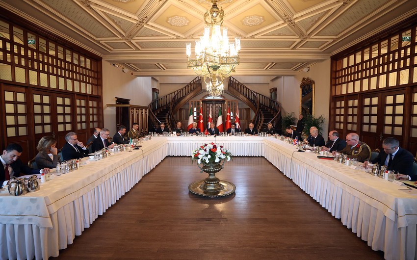 İstanbulda 3 ölkənin müdafiə nazirlərinin toplantısı öz işinə başlayıb