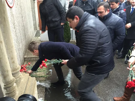 Azərbaycan gəncləri Ankarada terror aktında dünyasını dəyişənləri yad ediblər - FOTO