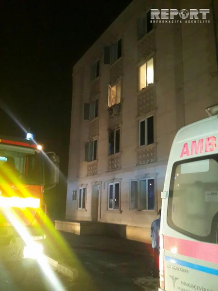 В Мингячевире потушен пожар в общежитии, 10 человек госпитализированы