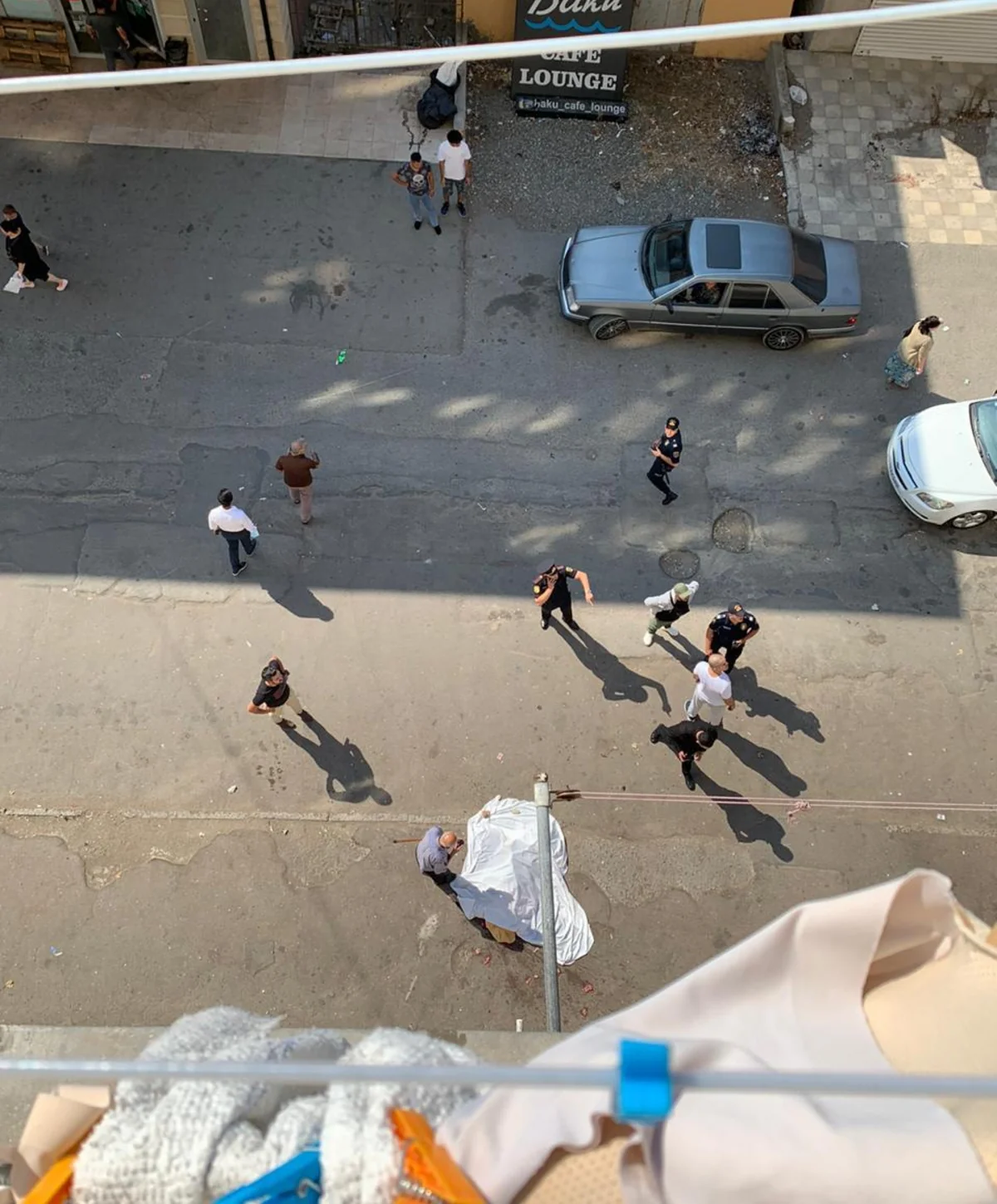 Bakıda qadının özünü 8-ci mərtəbədən atması ilə bağlı görüntülər yayıldı