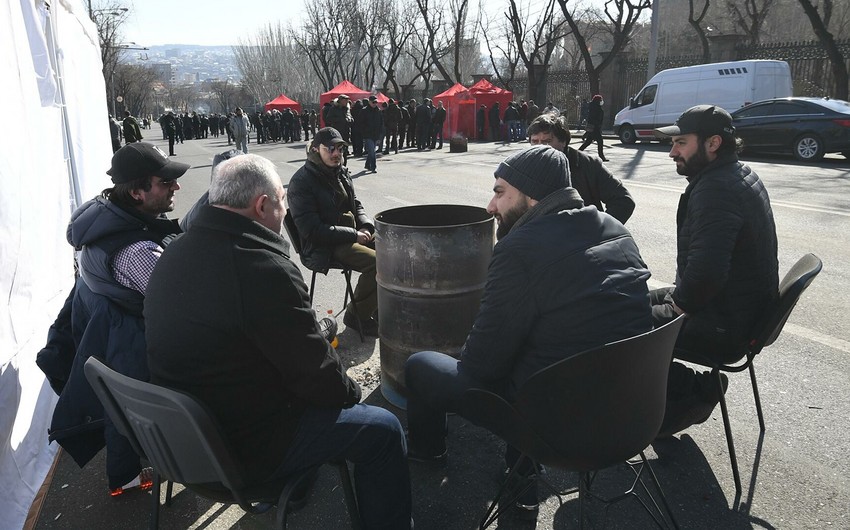 Protesters spend second night in tents in Yerevan